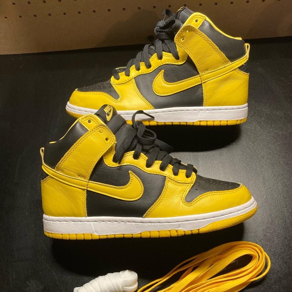 Nike dunk high black yellow maize